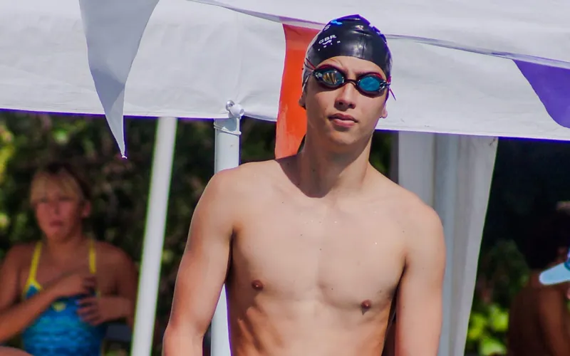 Nadador de PROA Nadadores en el bloque de salida antes de una competencia de natación en Cancún