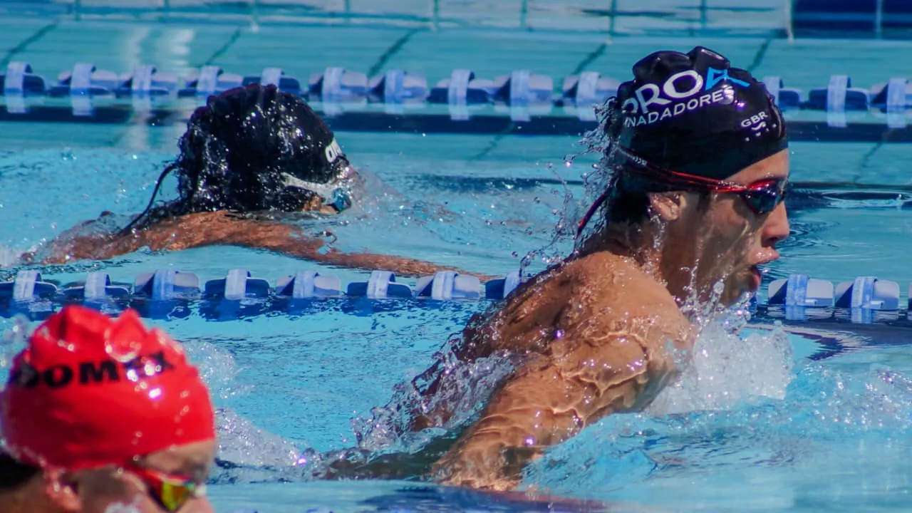 Nadador de PROA Nadadores en estilo pecho durante una competencia en alberca de Cancún